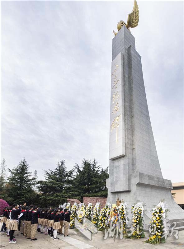 2019年4月3日,武汉市育才实验小学的学生们在二七烈士纪念碑前缅怀