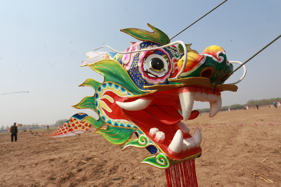 【河南供稿】開封余店風箏文化節開幕 百米長巨型風箏飛天吸睛
