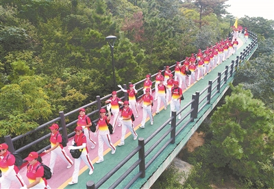 （健康图文）连云港400多名健步爱好者沿北固山健步行走