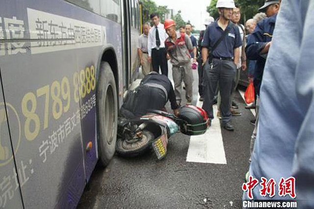 宁波老人连人带车被压车底 数十好心市民抬车救人