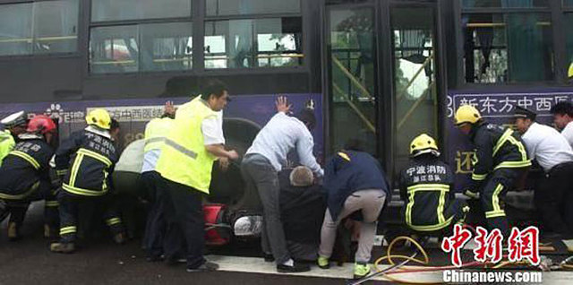 寧波老人連人帶車被壓車底 數十好心市民抬車救人