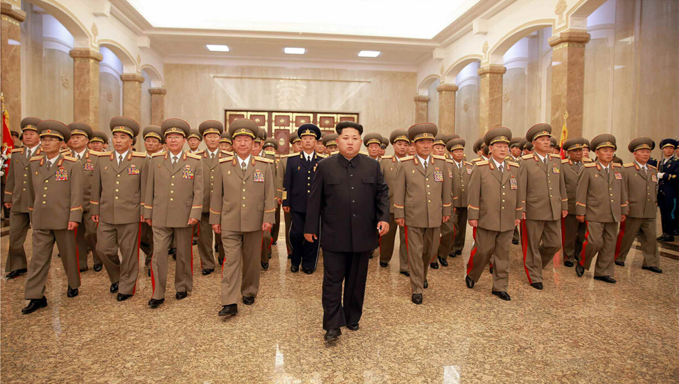 平壤锦绣山太阳宫更换朝鲜前两代领导人铜像