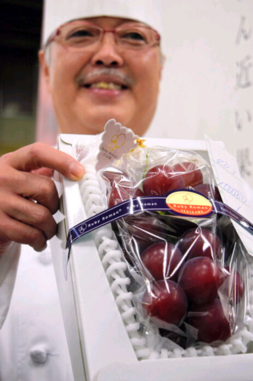 日本一串葡萄拍賣出百萬日元高價 一顆值近4萬日元