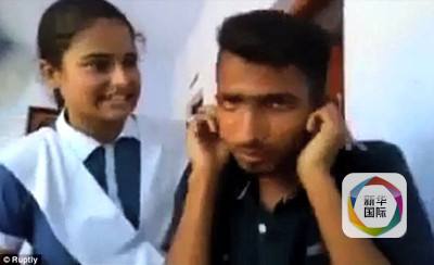 印度女生警察局裏暴打尾隨男 警察在旁給予鼓勵