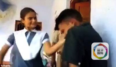 印度女生警察局裏暴打尾隨男 警察在旁給予鼓勵