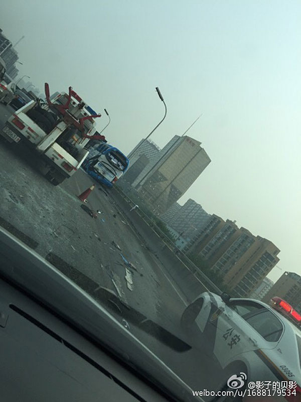 今晨发生在大郊亭桥的这起车祸,导致东四环南向北方向拥堵约4小时