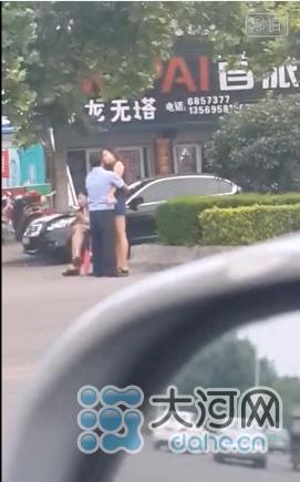 河南汝州执法人员被指当街与女子调情被查