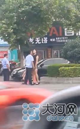 河南汝州执法人员被指当街与女子调情被查