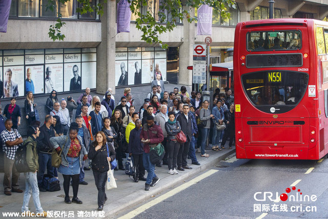 伦敦地铁大罢工 民众排长队等公交车