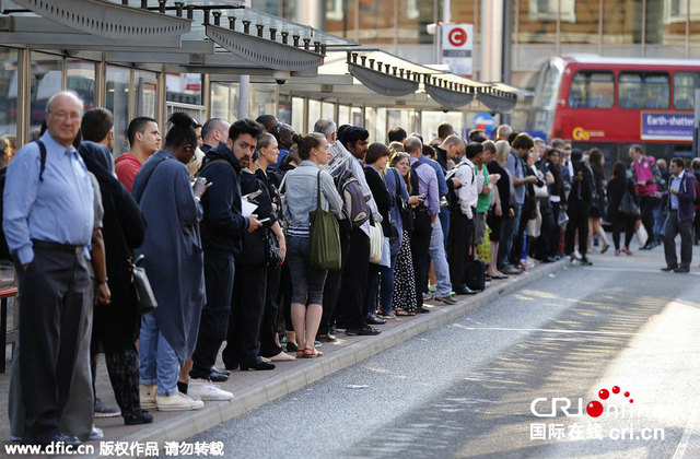 倫敦地鐵大罷工 民眾排長隊等公交車