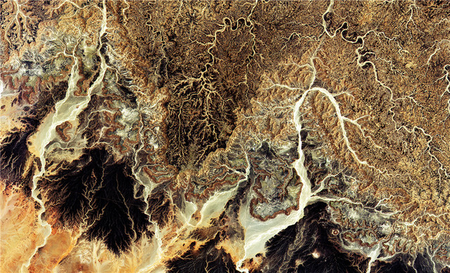 广袤无垠：卫星拍摄撒哈拉沙漠 炎热缺水景象独特