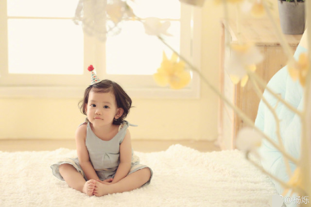 杨烁首晒小女儿正面照大眼睛小卷毛萌翻了