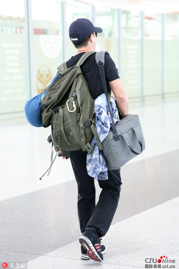 "54亿票房帝"吴京低调现身 背军旅包尽显军人姿态