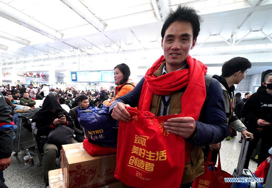 Free trip back home arranged during Spring Festival travel rush for over 400 couriers