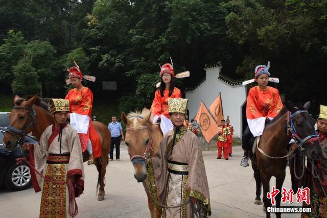 湖北省高考狀元榜眼騎馬遊園引圍觀