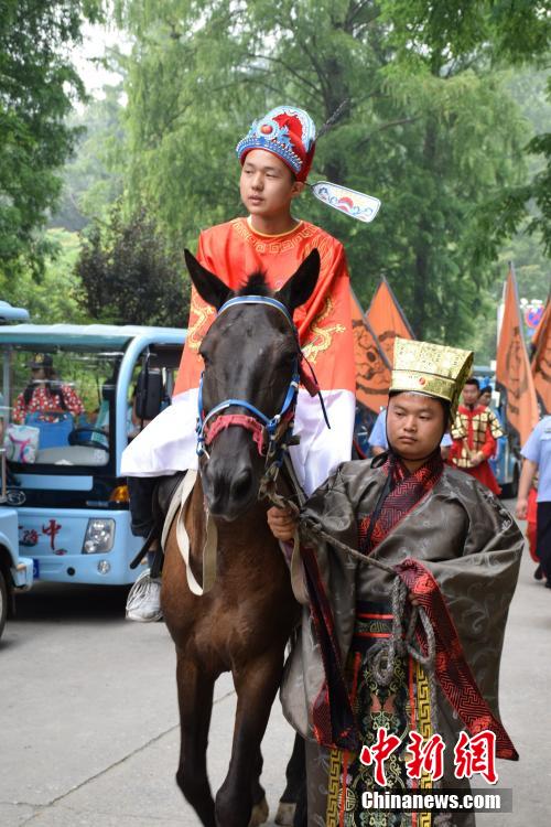 湖北省高考状元榜眼骑马游园引围观