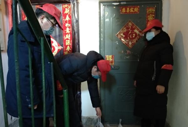 瀋陽鐵西區"青菜幫"為社區居民跑腿代買生活必需品