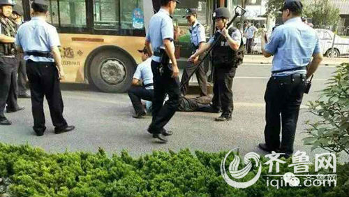 濟南男子因買彩票欠債劫持公交車 20分鐘被民警制服