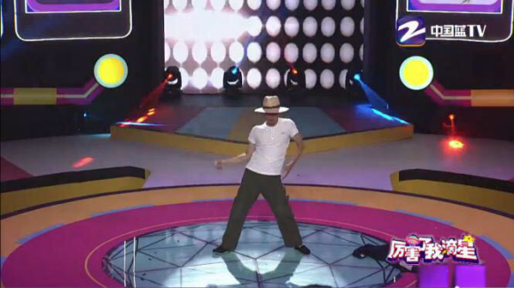 这位“霹雳舞大叔”被称为“中国杰克逊”，圈粉200万走红火山小视频