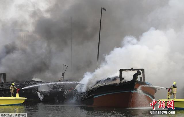 阿联酋迪拜湾多艘船只着火 浓烟滚滚