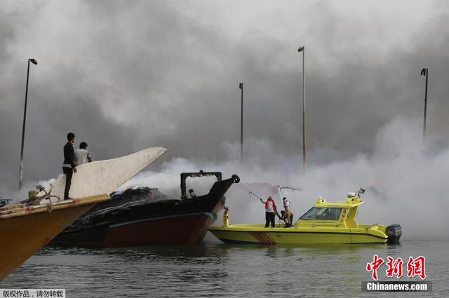 阿联酋迪拜湾多艘船只着火 浓烟滚滚