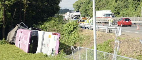 日本三重县路段发生严重车祸 27人伤重送医