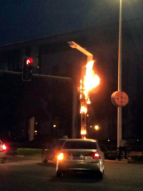广东东莞一路面灯柱起火 或因天热导致自燃