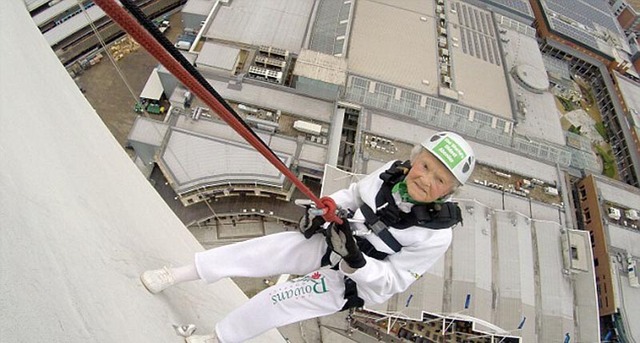 英101歲老太從171米高塔順繩垂降 成最年長挑戰者