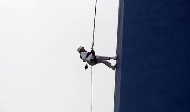 英101岁老太从171米高塔顺绳垂降 成最年长挑战者