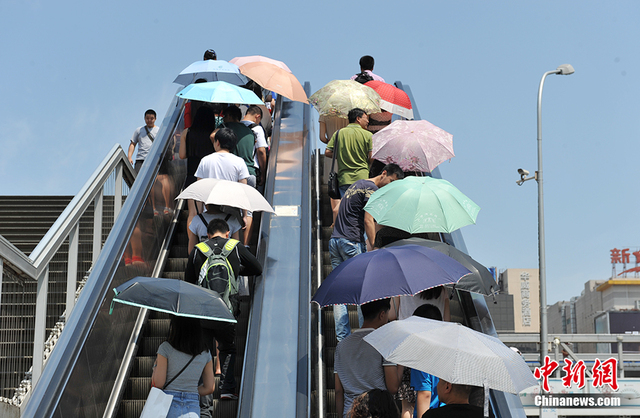 中國多地高溫 民眾避暑秀良方