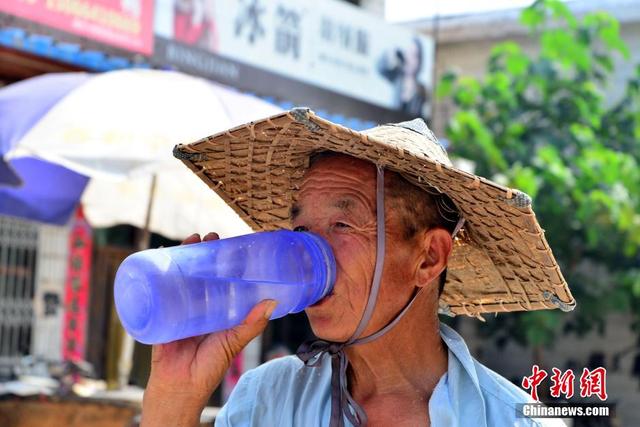 中国多地高温 民众避暑秀良方