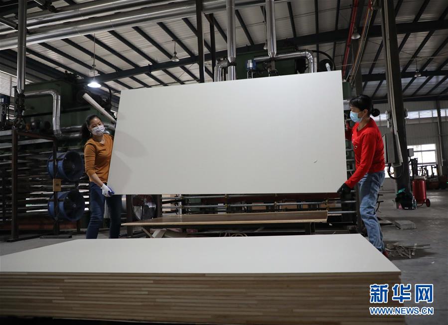 广西融水：粤桂扶贫工厂复工