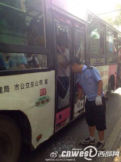 西安一公交車玻璃被擠碎 網友:在用生命上班