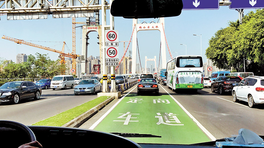 【社會民生列表】鵝公岩大橋進城方向啟用“定向車道”