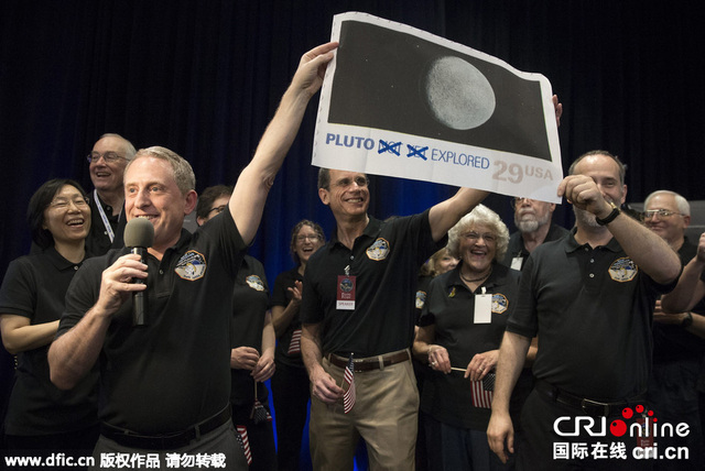 人类探测器首次近距离飞过冥王星 传回高清照片