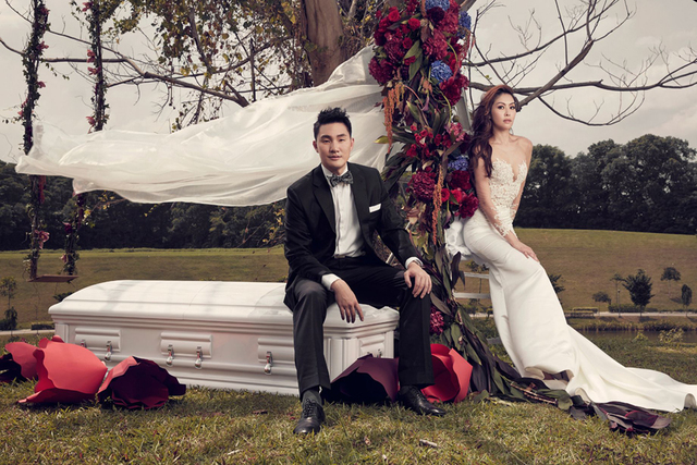 新加坡棺材主题结婚照走红 新郎新娘为殡仪馆员工