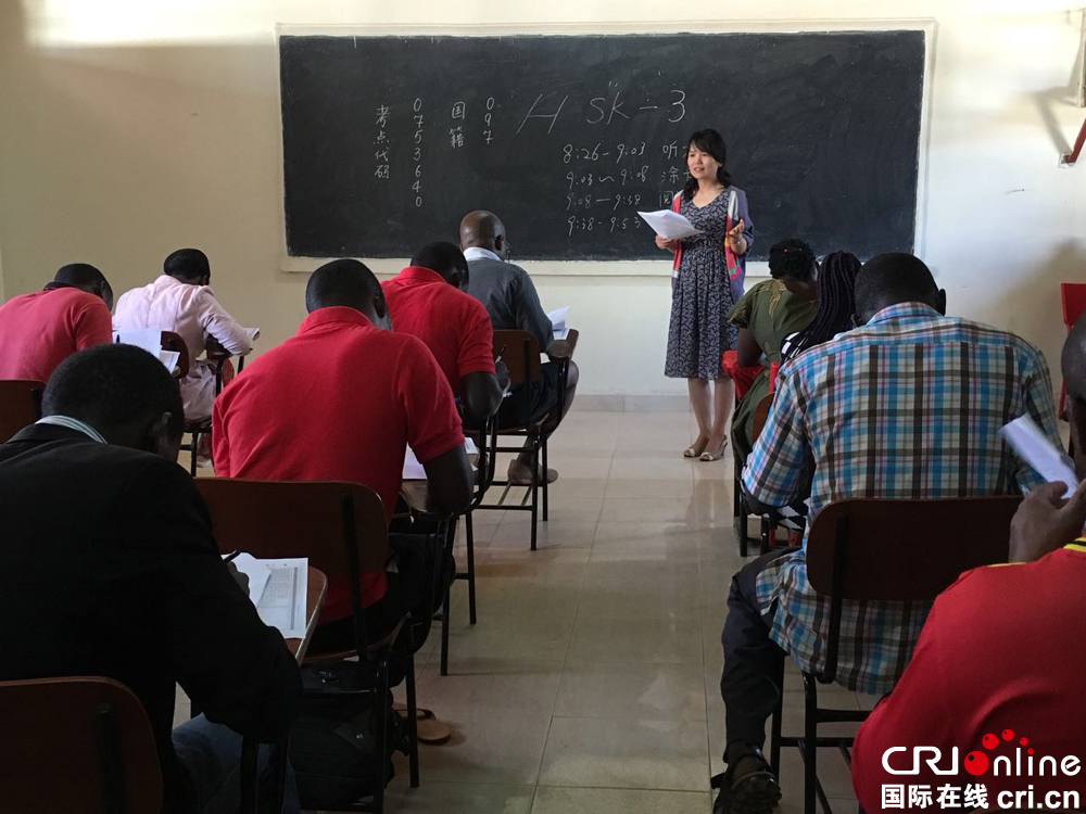 【新春走基层】中文"上线"乌干达中学课程 文化互动走进课堂