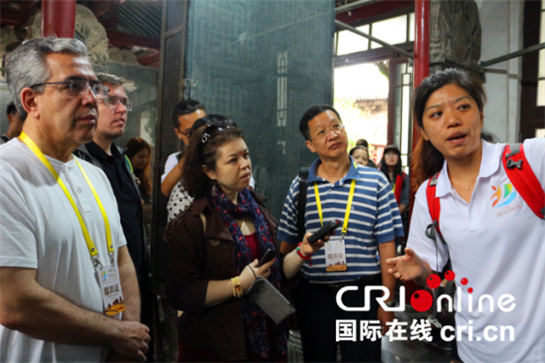 驻华外交官及CRI全球记者走进西安碑林 外籍记者回忆儿时学习中国书法