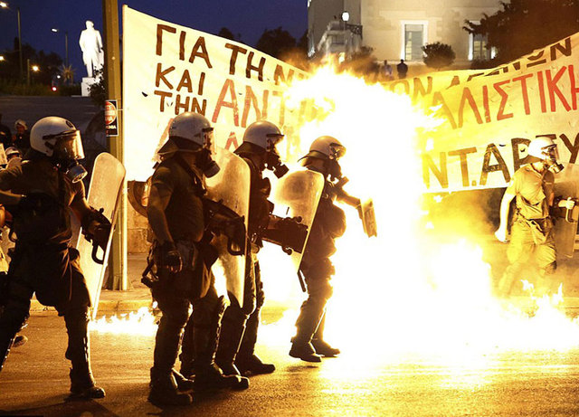 希腊反对救援协议抗议者与警方发生激烈冲突