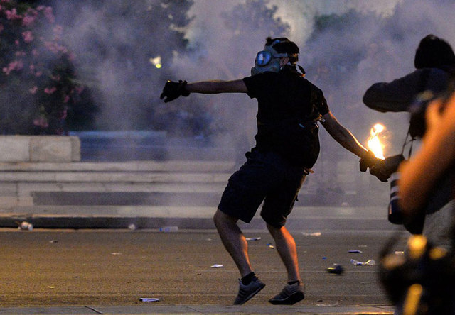 希臘反對救援協議抗議者與警方發生激烈衝突