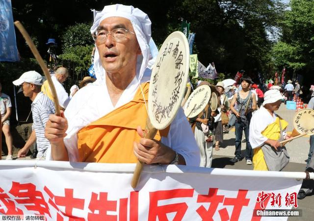 日本民眾"包圍"國會抗議安保法案