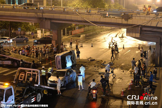 北京“路虎”深夜疑斗气冲下国贸桥 砸中桥下车辆