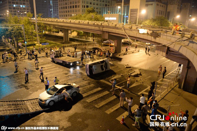 北京“路虎”深夜疑斗气冲下国贸桥 砸中桥下车辆
