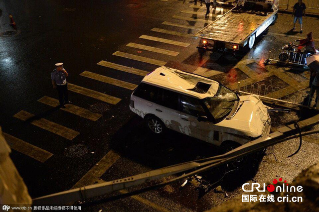 北京“路虎”深夜疑斗气冲下国贸桥 砸中桥下车辆