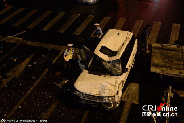 北京“路虎”深夜疑斗气冲下国贸桥 砸中桥下车辆