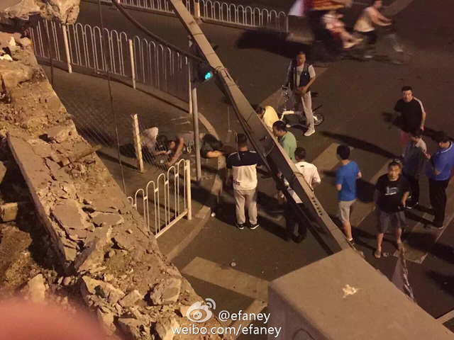 北京“路虎”深夜疑斗气冲下国贸桥 砸中桥下车辆