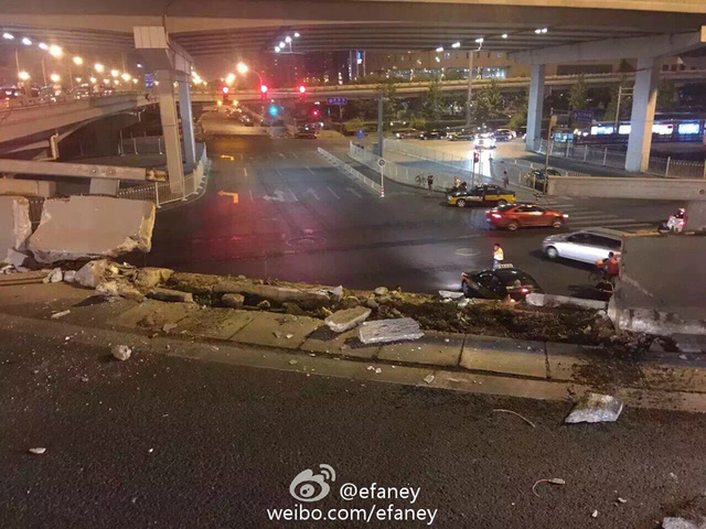 北京“路虎”深夜疑斗气冲下国贸桥 砸中桥下车辆