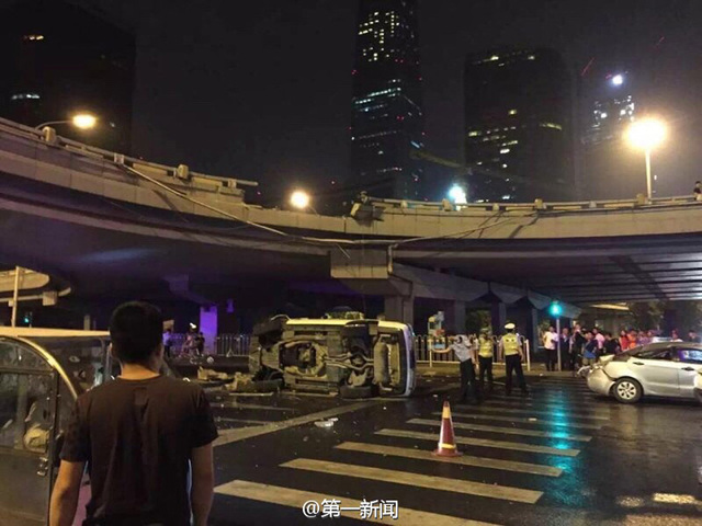 北京“路虎”深夜疑斗气冲下国贸桥 砸中桥下车辆