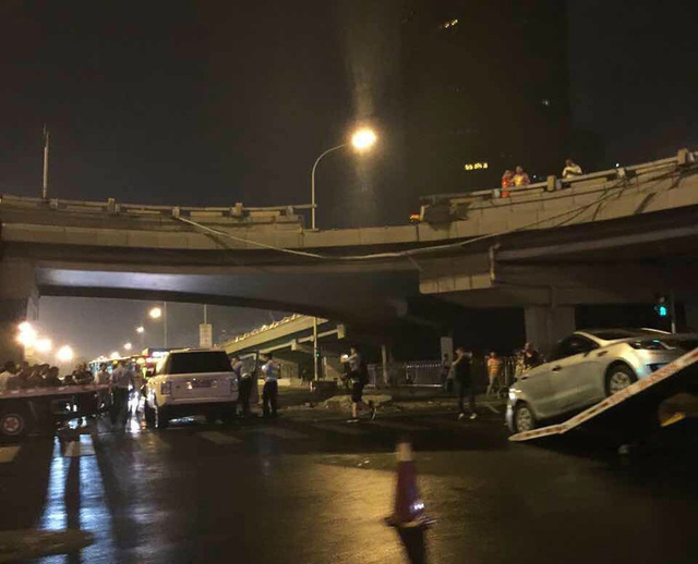 北京“路虎”深夜疑斗气冲下国贸桥 砸中桥下车辆