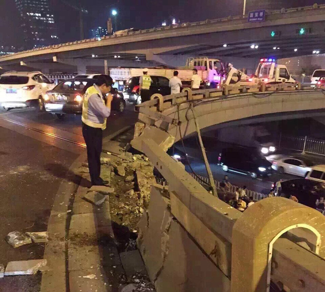 北京“路虎”深夜疑斗气冲下国贸桥 砸中桥下车辆
